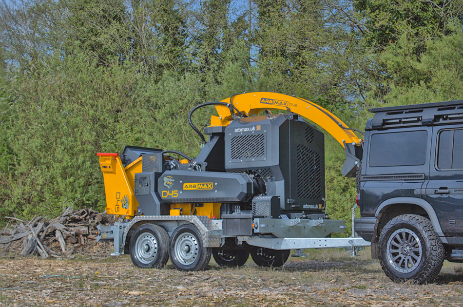 ARBMAX D45X hakselaar op rupsen in het groen